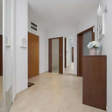 Ursus Modern With Parking, Ac & Balcony By Renters