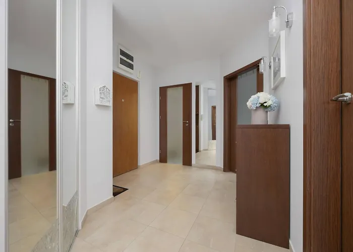 Ursus Modern With Parking, Ac & Balcony By Renters